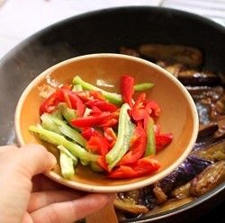 鱼香茄子煲的做法操作步骤第11步：放入蒜蓉和姜蓉