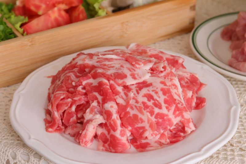 火锅摆盘技巧和食材搭配方法的做法操作步骤第3步：牛肉稍微解冻后，切成薄片