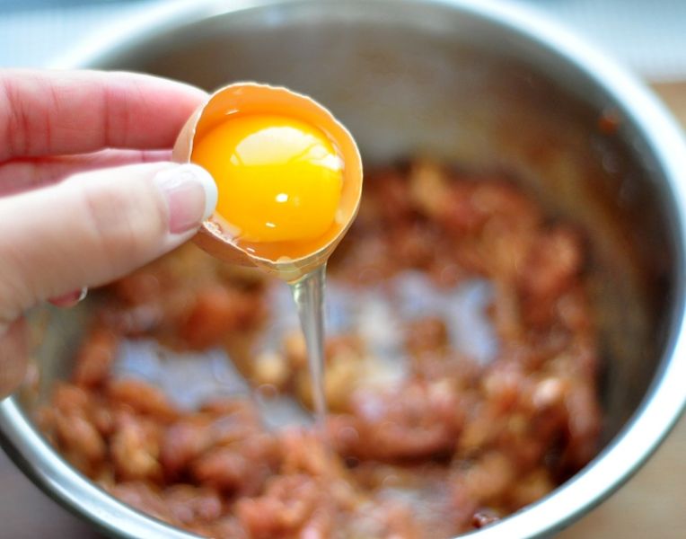 水煮肉片的做法操作步骤第2步：打入一个鸡蛋清，鸡蛋打开后两瓣蛋壳中来回倒几下，鸡蛋清就会被分离出来了，也可以用分蛋器