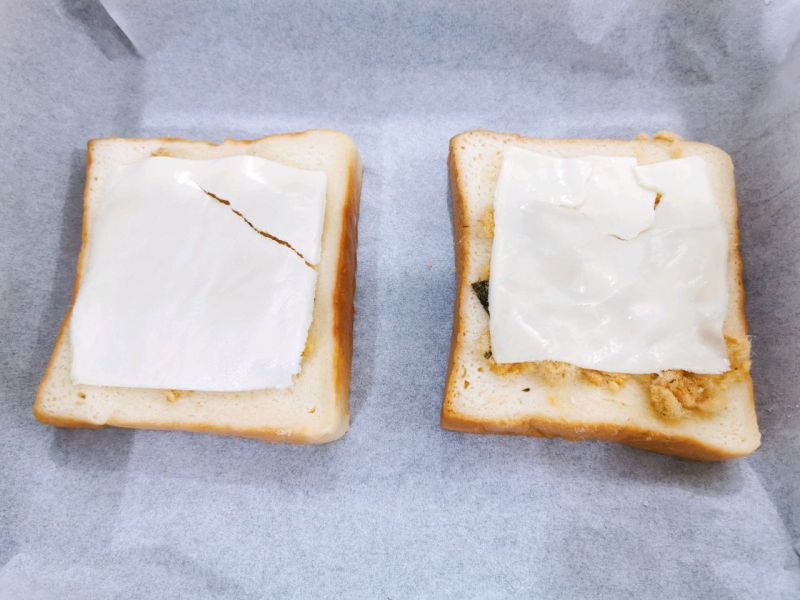 奶香爆浆三明治的做法操作步骤第8步：放上芝士片