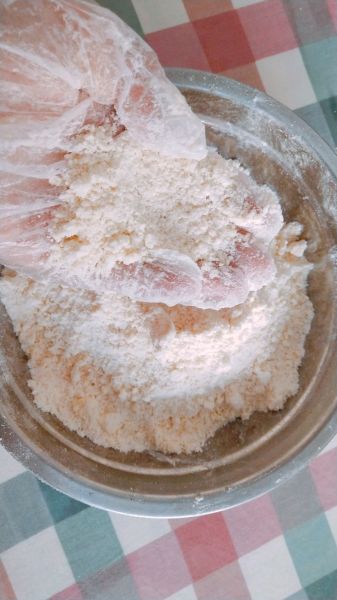 苹果派的做法操作步骤第3步：面粉里放入细砂糖黄油，搓捏成粗颗粒，如图，有点类似玉米面的感觉！