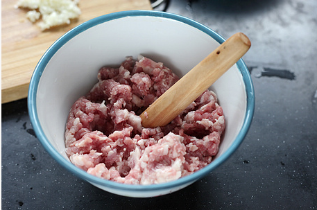 冬瓜汆丸子汤的做法操作步骤第2步：买来的肉馅里什么都不放，先用捣蒜的小木棒捣个三五分钟的，让肉馅变得更细腻一些。