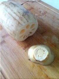 桂花糯米藕的做法操作步骤第2步：将藕洗净，在近藕节处切下一小块做盖子
