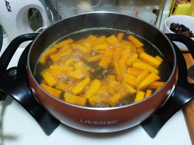 咸蛋黄焗南瓜的做法操作步骤第3步：锅内加水烧开，倒入切好的南瓜煮约2分钟