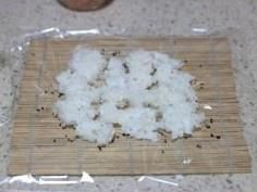 粢饭团的做法操作步骤第5步：摆上适量的米饭