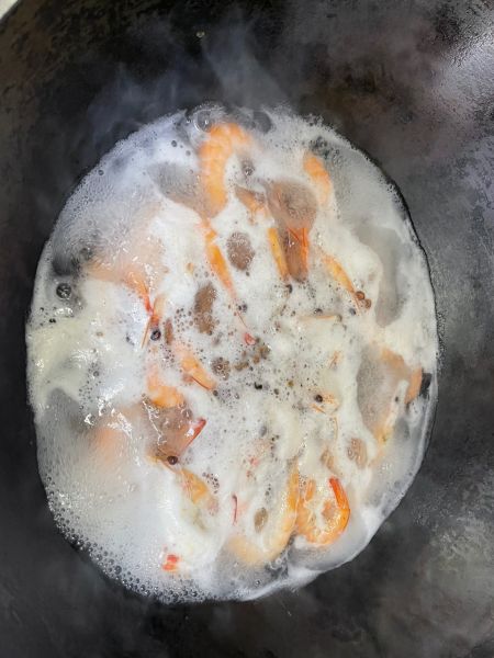 白灼虾这一碗蘸料就够了的做法操作步骤第9步：继续大火煮至沸腾，烧开后煮1分钟再关火，焖2分钟左右出锅即可