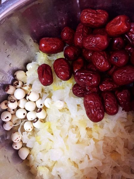 银耳莲子羹的做法操作步骤第6步：将红枣、银耳、莲子放入电压力锅内胆，加入没过银耳的清水。