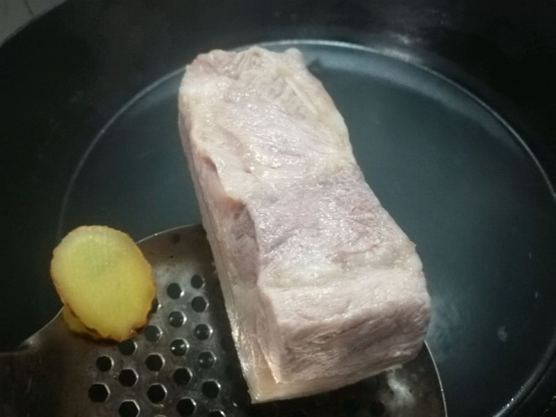 酸菜白肉的做法操作步骤第6步：20分钟后捞出五花肉。