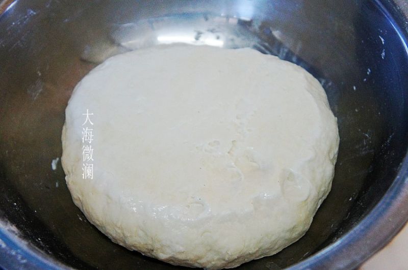 饺子的做法操作步骤第2步：面粉提前加入适量的水，和成面团盖上保鲜膜饧着。