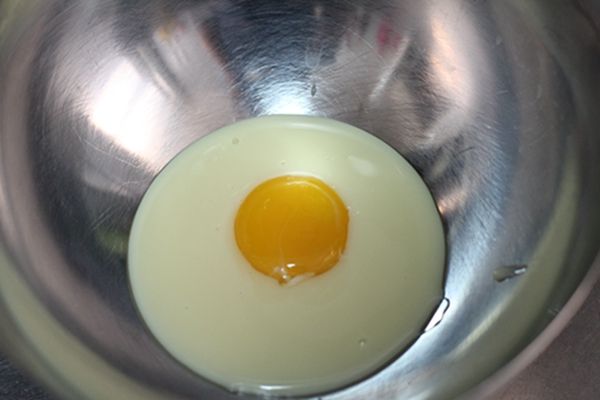 烧果子的做法操作步骤第4步：蛋黄加入炼乳搅拌均匀