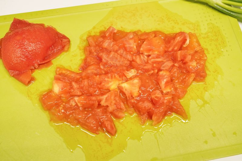 茄汁金针菇的做法操作步骤第6步：把蒸好的西红柿去皮，并将西红柿切碎