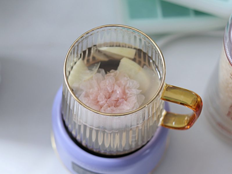 银耳玫瑰苹果冻，高颜值下午茶！的做法操作步骤第3步：取出电炖杯杯，放入冻干玫瑰，设置花果茶程序