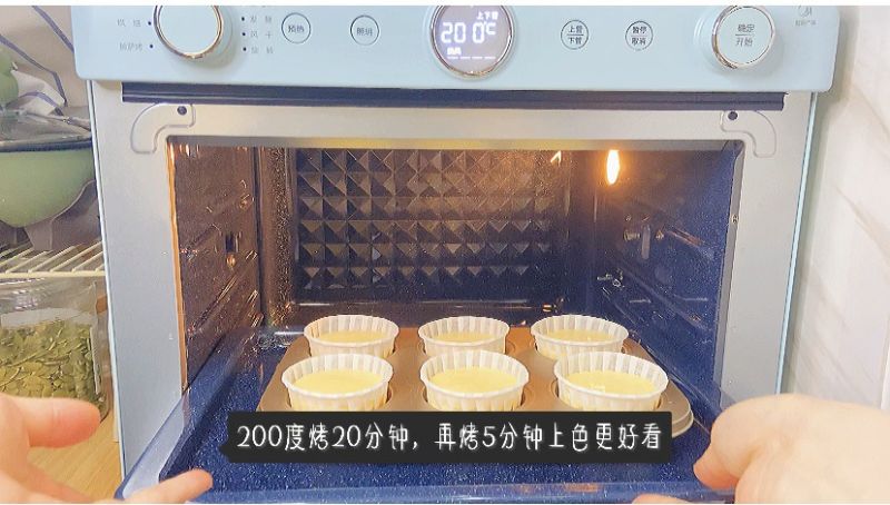 mini纸杯巴斯克蛋糕的做法操作步骤第4步：送入预热好的烤箱200度烤25分钟