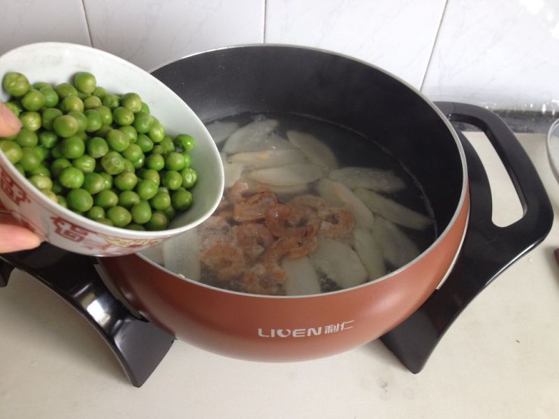 山药虾仁汤的做法操作步骤第10步：放入豌豆