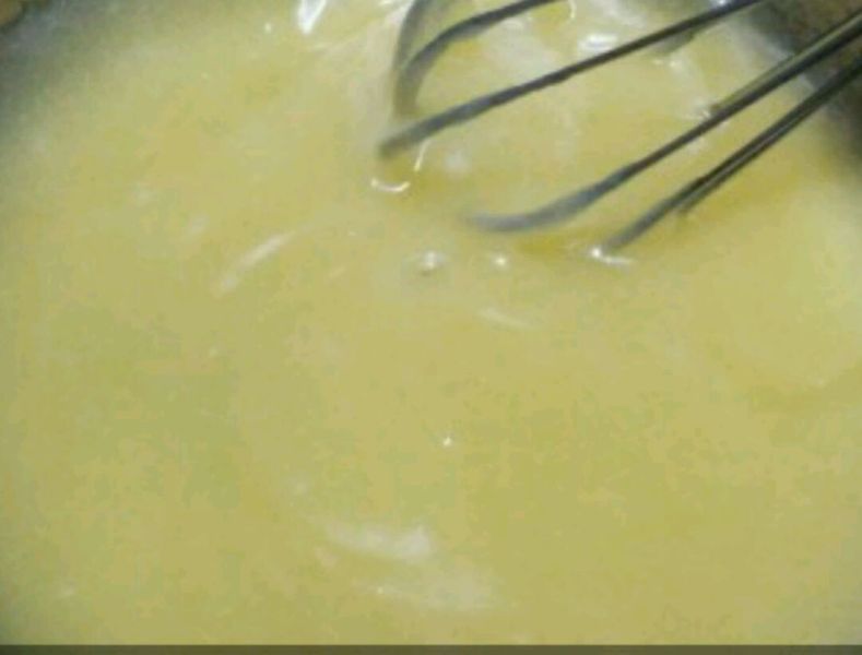 桃酥的做法操作步骤第2步：蛋抽子充分搅打均匀，至发白