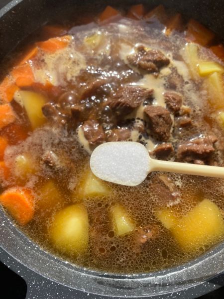 红烧羊肉炖胡萝卜土豆的做法操作步骤第9步：挑出香料，转炒锅加入土豆胡萝卜块，加一勺盐调味，