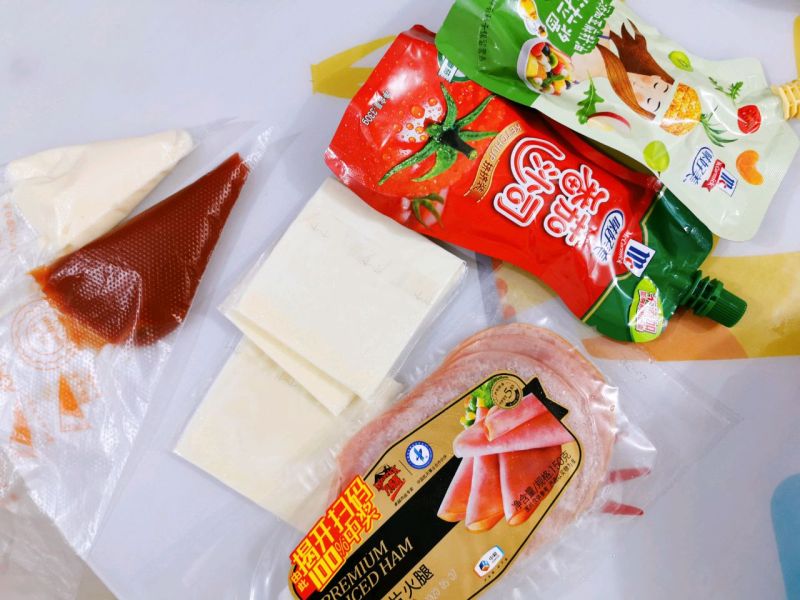 奶香爆浆三明治的做法操作步骤第3步：番茄酱沙拉酱分别挤入裱花袋