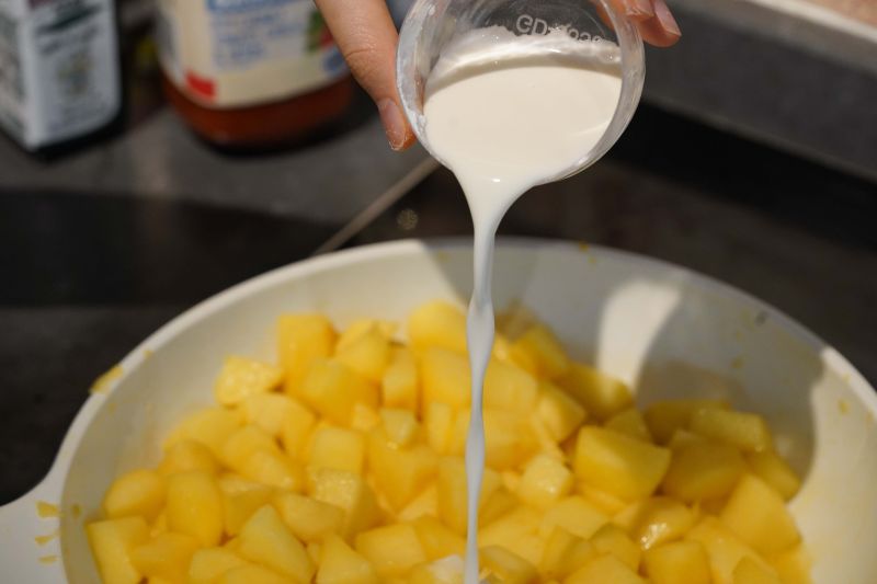酥皮苹果派的做法操作步骤第6步：倒入苹果丁内，翻炒均匀