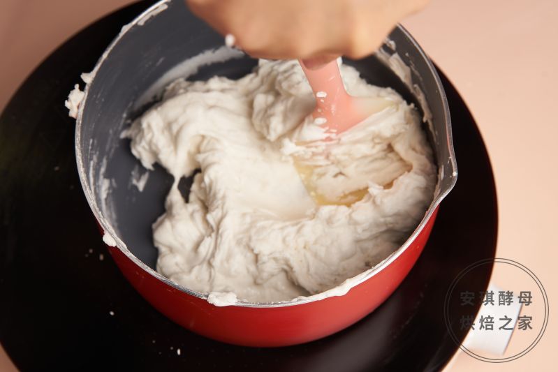 热照子的做法操作步骤第3步：锅中开小火，不停搅拌直至面糊抱团；