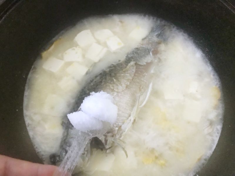 鲫鱼豆腐汤的做法操作步骤第9步：加盐调味。把鱼翻面继续煮四分钟。