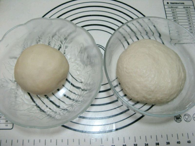 红豆沙印花酥皮的做法操作步骤第2步： 分别揉成光滑的面团，盖上保鲜膜，松弛一小时