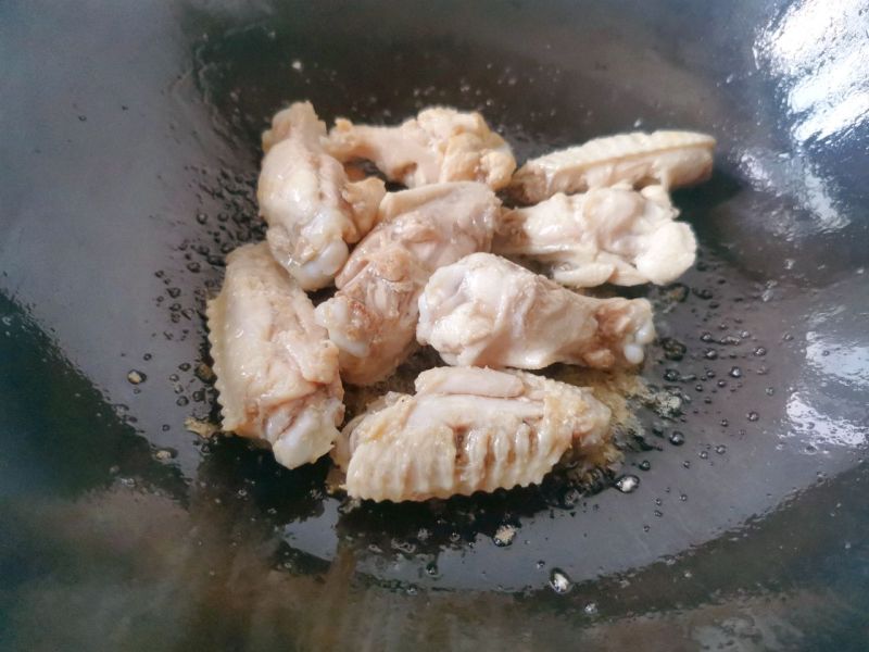 炖鸡翅鸡腿的做法操作步骤第1步：鸡腿，鸡翅焯水改刀后，上锅煎一下