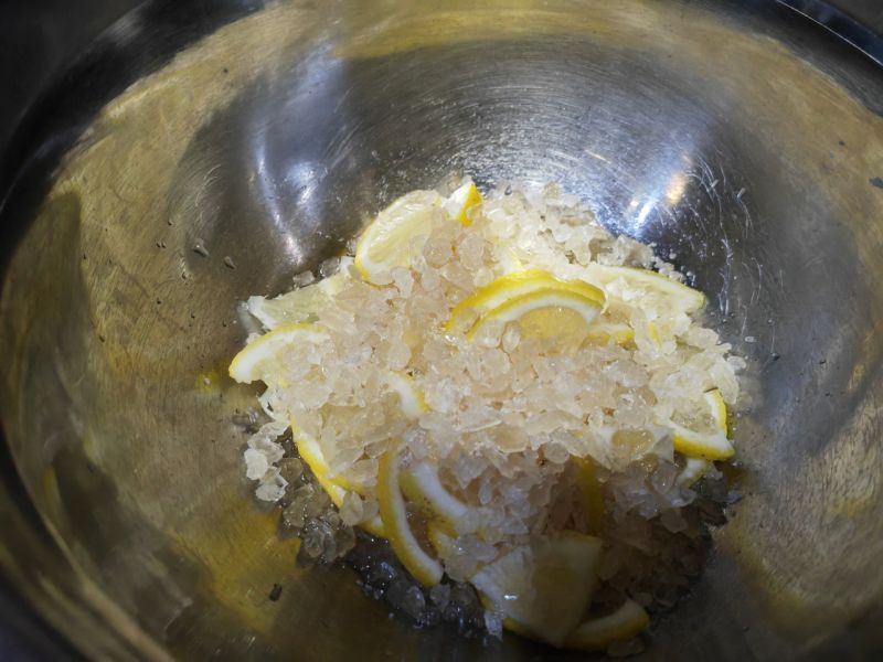 夏日饮品～百香果青桔柠檬水的做法操作步骤第12步：一层柠檬一层黄冰糖
