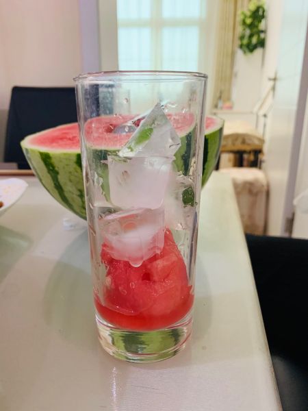 西瓜荔枝气泡水的做法操作步骤第4步：一杯加三块五块冰都可