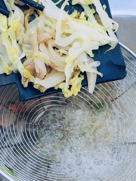 潮汕火锅的做法操作步骤第3步：然后放入白菜和牛肉