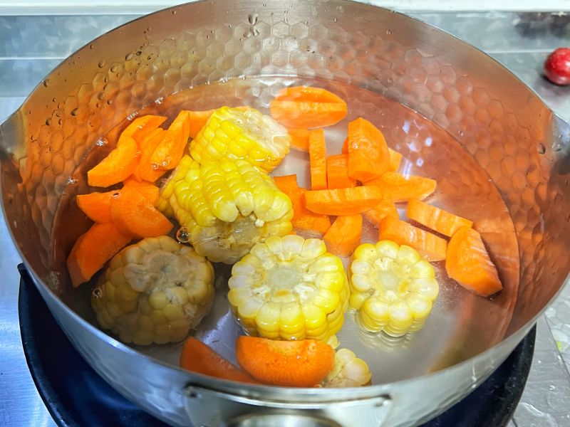 玉米腐竹汤的做法操作步骤第2步：锅里放水放入玉米和葫芦卜。