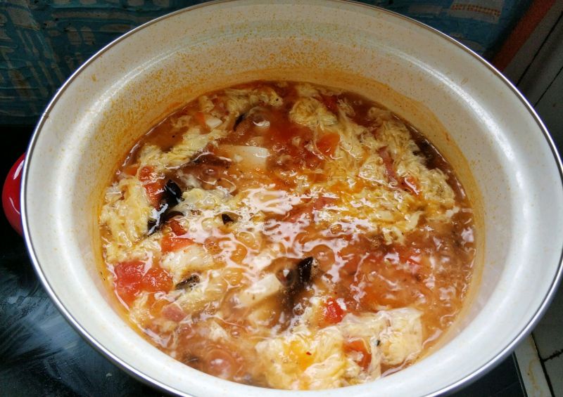 懒人开胃酸辣汤，西红柿的另类打开方式的做法操作步骤第14步：搅一个鸡蛋进去就可以关火啦！