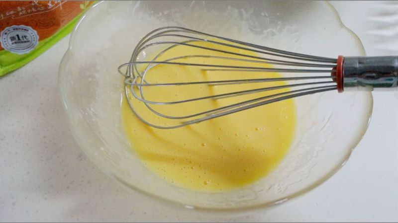 奶油戚风蛋糕卷的做法操作步骤第3步：加入15克细砂糖，混合均匀后，加入蛋黄，搅拌均匀