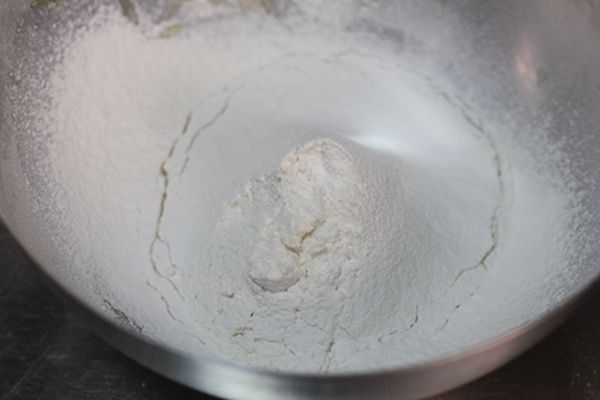 烧果子的做法操作步骤第5步：筛入低粉和泡打粉混合成均匀的面团