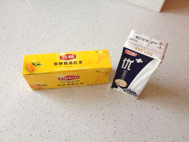 自制丝袜奶茶的做法操作步骤第1步：一包牛奶配两包茶包才够浓郁，够丝滑。