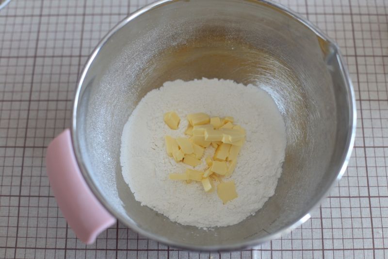 蔓越莓司康的做法操作步骤第2步：将冷藏后的黄油切成小块，放进料理盆
