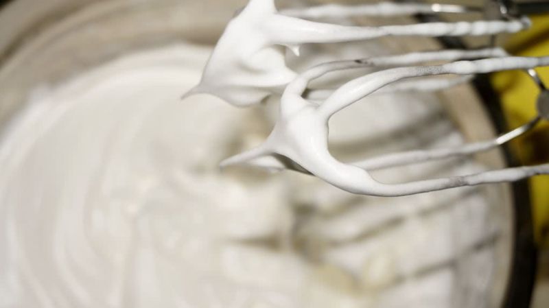 奶油戚风蛋糕卷的做法操作步骤第7步：提起打蛋器，蛋白呈尖角却略有弯曲状