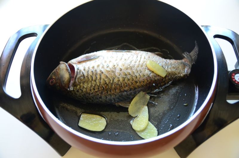 鲫鱼山药汤的做法操作步骤第1步：鱼身擦干，热锅，加油，油热后，把鱼放入煎制，用1档。