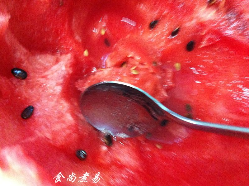 西瓜汁的做法操作步骤第3步：如有西瓜籽的瓜肉，可以用汤匙切开后挑起西瓜籽，西瓜籽在一条直线上的，很好剔除。