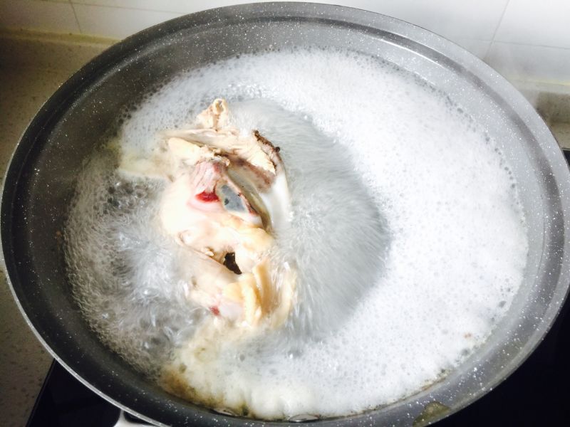 菌菇火锅汤底的做法操作步骤第2步：鸡架凉水入锅，煮沸撇去血沫后，把鸡架捞出，水倒掉