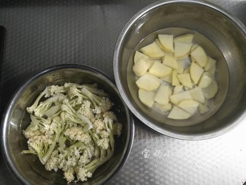 土豆烧菜花的做法操作步骤第2步：菜花用剪刀分成小点的条，土豆切厚片，分别洗净、泡水后控水备用