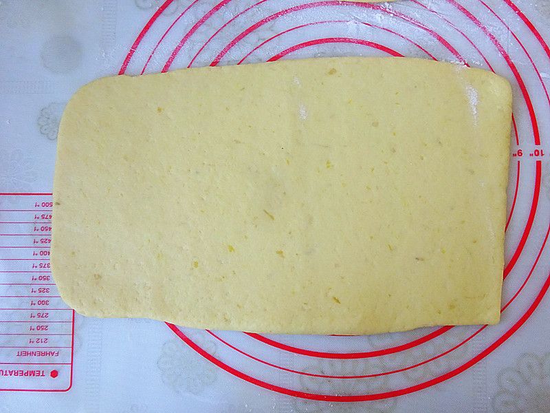 红薯小点心的做法操作步骤第7步：把面团取出，不用再揉直接擀约半厘米厚的薄片。