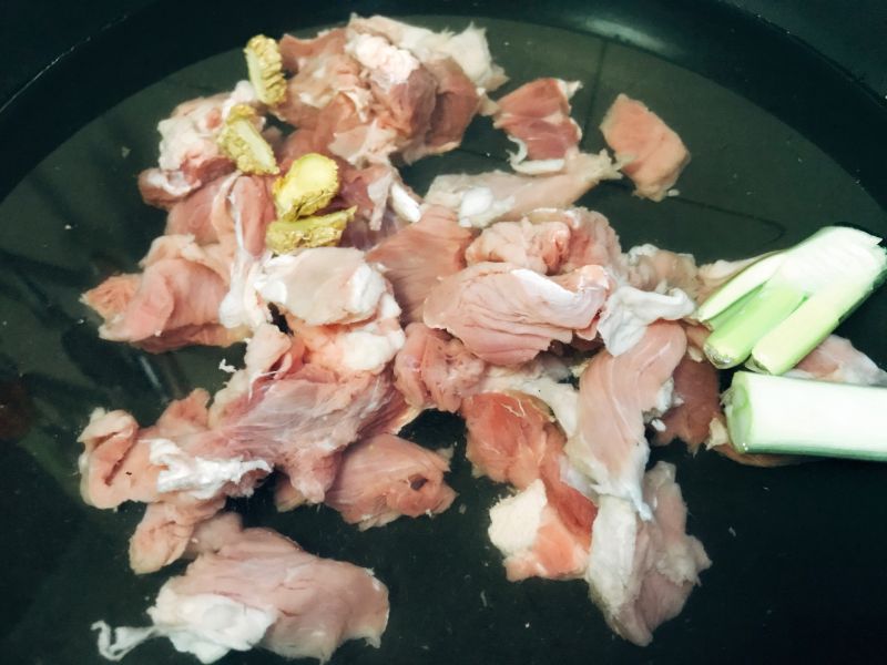 红烩牛肉的做法操作步骤第2步：冷水下肉 料酒 葱姜蒜煮开