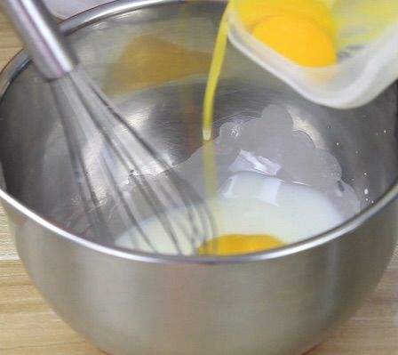 牛奶蜂蜜蛋糕的做法操作步骤第2步：加入3个蛋黄搅拌均匀（不要一次全部倒入，多次加入，边搅拌边加入）