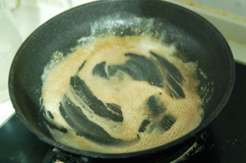 苏格兰蛋的做法操作步骤第11步：把面粉炒到有咖啡色为止