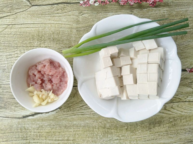 肉末豆腐的做法操作步骤第2步：里脊肉剁碎，豆腐切小块