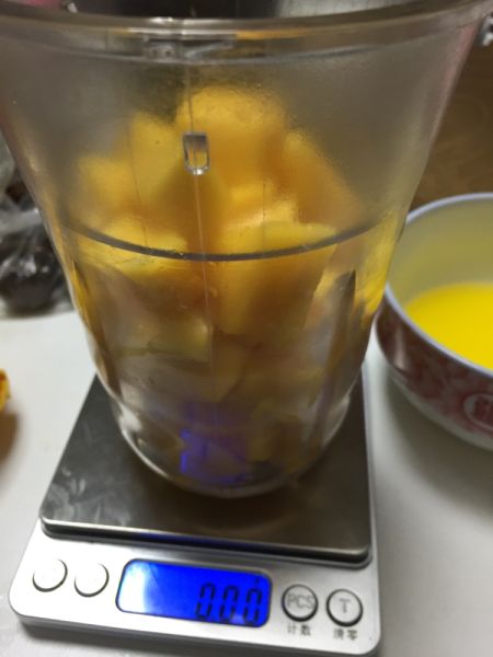 芒果慕斯蛋糕的做法操作步骤第3步：400g芒果用350g的样子加入15g牛奶打成泥