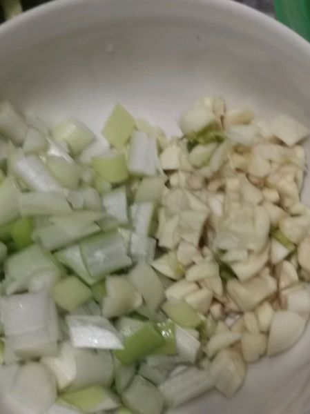 蘸馍酱的做法操作步骤第2步：葱蒜切碎末备用。葱蒜可以根据个人喜欢多放点。
