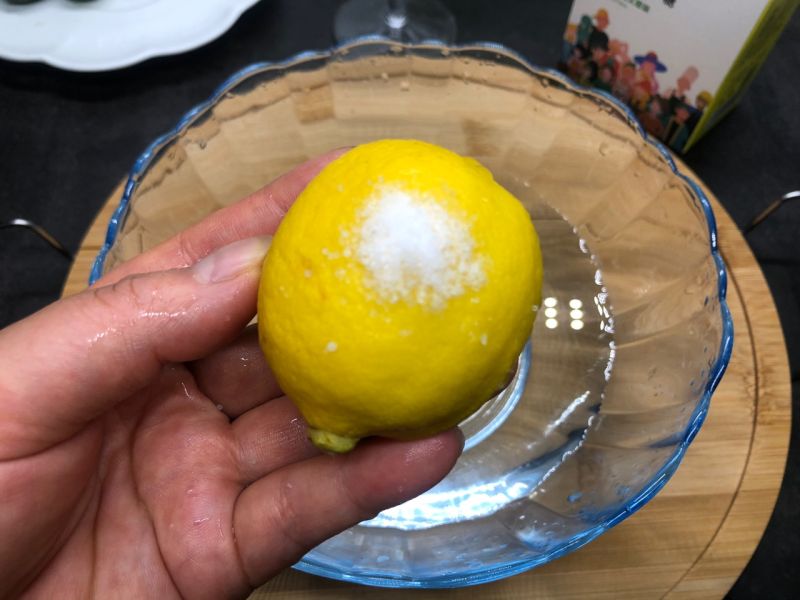 百香果金桔饮品的做法操作步骤第2步：柠檬用盐搓洗干净