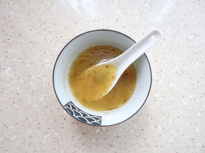 鲜辣汤的做法操作步骤第10步：加入半碗清水搅拌均匀，酱汁就调好了。