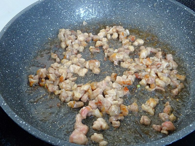 轻断食晚餐的做法操作步骤第5步：炒锅热油，用不粘锅操作，可以少放一点油，放入肉丁炒变色。
